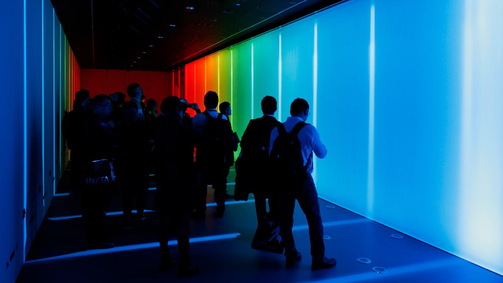 visitors-at-the-light-experience-iguzzini